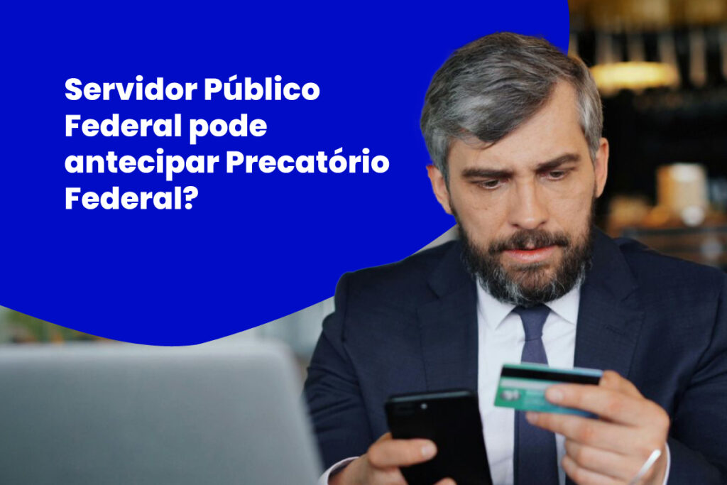 Homem grisalho, representando um servidor público federal, segurando um cartão de crédito e um celular, simbolizando a antecipação de precatórios e RPVs.