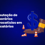 Imagem com fundo azul escuro mostrando um símbolo de cifrão em destaque, um martelo de juiz apoiado ao lado e pequenos cones de sinalização laranja. À esquerda, aparece o texto em branco: 'Tributação de honorários advocatícios em precatórios'.