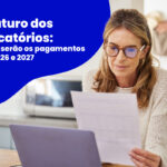 Mulher adulta usando óculos lê um documento em frente ao notebook dentro de casa. Ao lado, aparece um banner azul com o texto “O futuro dos Precatórios: como serão os pagamentos em 2026 e 2027