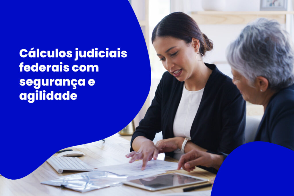 Cálculos judiciais federais com segurança e agilidade: profissional explica valores a cliente idosa em atendimento com documentos e tablet sobre a mesa.