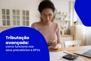 Mulher analisando documentos financeiros em casa, usando calculadora e celular, com o texto “Tributação avançada: como funciona nos seus precatórios e RPVs” em destaque na imagem.