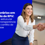 Mulher sorridente de camisa branca cumprimenta alguém com um aperto de mão em ambiente corporativo; ao lado, texto sobre honorários na venda de RPV e transparência no processo.