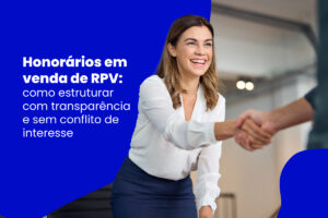 Mulher sorridente de camisa branca cumprimenta alguém com um aperto de mão em ambiente corporativo; ao lado, texto sobre honorários na venda de RPV e transparência no processo.
