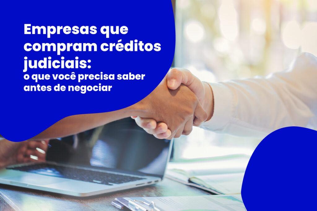 Empresas que compram créditos judiciais: negociação de RPV e precatórios com aperto de mãos sobre mesa de trabalho com notebook e documentos