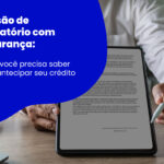 Homem assina contrato em tablet com texto "Cessão de precatório com segurança