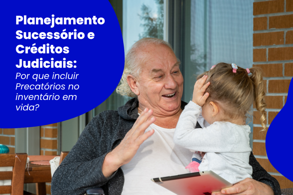 Idoso sorridente com criança, tablet e texto sobre Planejamento Sucessório e Precatórios