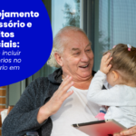 Idoso sorridente com criança, tablet e texto sobre Planejamento Sucessório e Precatórios