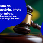 Martelo de juiz sobre a bandeira do Brasil, com texto sobre precatórios.