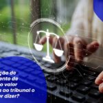Balança da justiça digital em teclado, com texto sobre requisição de pagamento.