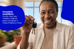 Mulher sorri segurando chaves, com texto sobre precatório imobiliário.