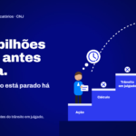 Ilustração sobre privacidade digital e crédito judicial. Em primeiro plano, uma pasta de documentos jurídicos com o título “AÇÃO DE COBRANÇA” sobre uma superfície azul-escura. Ao fundo, uma tela de tablet exibe um ícone de escudo com cadeado luminoso, simbolizando segurança e proteção de dados. No canto superior direito, o texto “O Cruzamento Entre o Mercado de Crédito Judicial e a Privacidade Digital”. Design corporativo em tons de azul, branco e cinza, com composição que relaciona processos judiciais e segurança da informação.