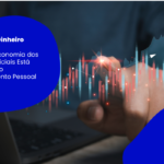 Banner sobre economia de ativos judiciais com gráfico financeiro digital sobreposto a uma mão tocando uma interface virtual. O texto destaca como os ativos judiciais estão mudando o planejamento pessoal.