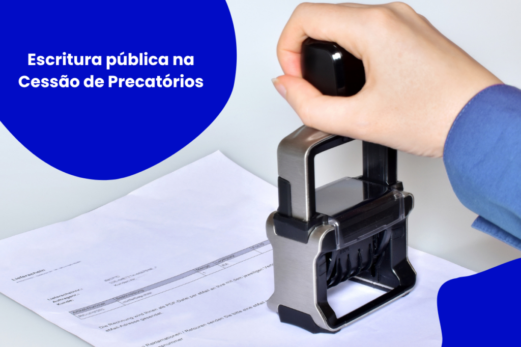 Documento sobre uma mesa clara sendo carimbado por um carimbo automático metálico segurado por uma mão. À esquerda, um círculo azul com o texto “Escritura pública na Cessão de Precatórios”. O layout utiliza elementos gráficos azuis nos cantos e remete à formalização e validação de documentos jurídicos.