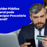 Homem grisalho, representando um servidor público federal, segurando um cartão de crédito e um celular, simbolizando a antecipação de precatórios e RPVs.
