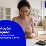 Mulher analisando documentos financeiros em casa, usando calculadora e celular, com o texto “Tributação avançada: como funciona nos seus precatórios e RPVs” em destaque na imagem.
