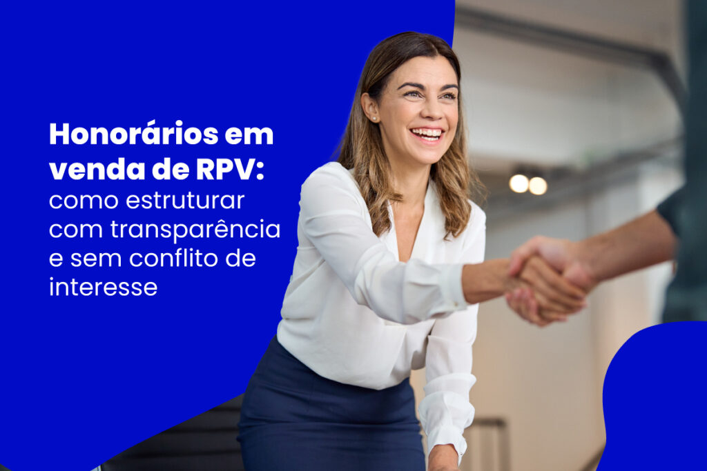 Mulher sorridente de camisa branca cumprimenta alguém com um aperto de mão em ambiente corporativo; ao lado, texto sobre honorários na venda de RPV e transparência no processo.